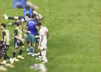 Escándalo en el Mundial: cobarde cachetazo de Bellingham al “Colo” Barco tras la eliminación de Inglaterra