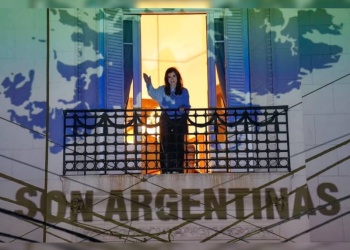 Cristina Kirchner salió al balcón a celebrar el pase a la final y su militancia reclamó por las Malvinas