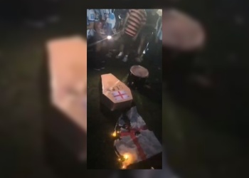 En Corpus Christi realizaron un polémico festejo con un ataúd y símbolos de Inglaterra