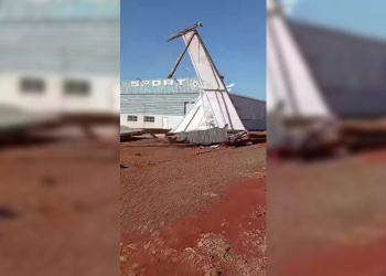 Fuertes ráfagas de viento provocaron daños materiales, caída de estructuras e incendios en Misiones