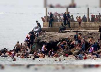 España despliega unidades militares para apoyar operaciones fronterizas en Ceuta por aumento en número de migrantes