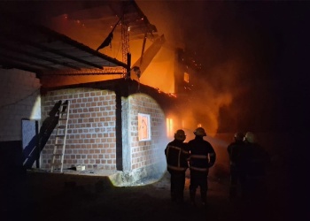 Se despertó con la casa en llamas y sospechan que el fuego comenzó donde cargaba un celular