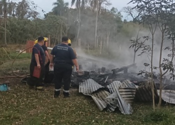 Incendio destruyó por completo una vivienda en Puerto Iguazú
