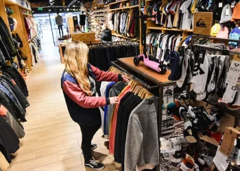 Las ventas de indumentaria siguen en baja y el sector textil advierte por más cierres de empresas