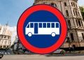 Qué significa la señal de tránsito con un colectivo sobre fondo azul