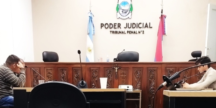 EL IMPUTADO. A la izquierda, junto a una autoridad judicial durante el debate que tuvo lugar en la jornada de ayer en el Tribunal Penal 2 de Posadas.