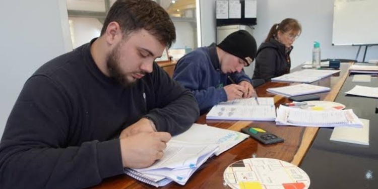 MÁS DESARROLLO. Jóvenes en la preparación idiomática para el viaje.