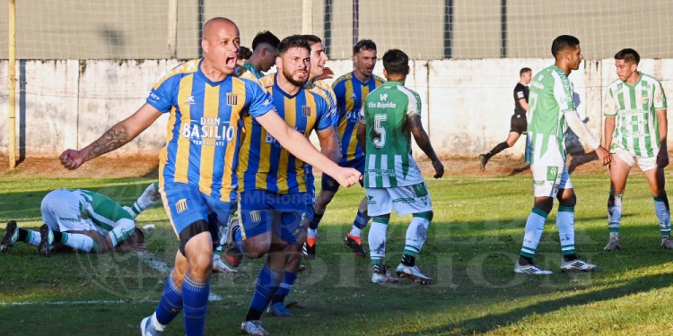 EMPERADOR. Julio Cáceres grita su gol con la camiseta auriazul, una imagen que no se verá más en Rocamora.