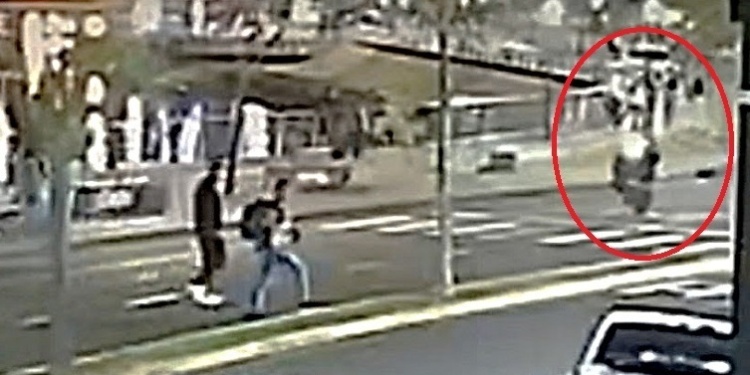 MANIOBRA TEMERARIA. El domingo 12 de julio a las 5.30 el motociclista en pleno “willy” antes de chocar a Rodrigo Barrientos.