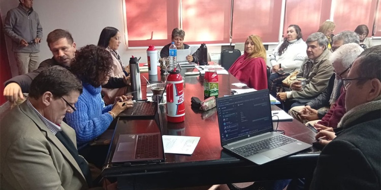 SEIS HORAS. La reunión empezó una hora más tarde y duró casi seis horas.