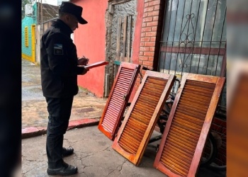 Posadas: lo sorprendieron instalando en su casa las persianas que había robado
