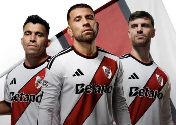 River presentó su nueva camiseta titular, diseño renovado y homenaje a sus 125 años: mirá el precio