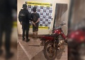 Asaltó a un motociclista con un machete, huyó con el rodado y fue detenido horas después