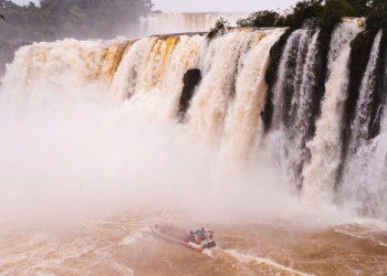 Trágico paseo en Cataratas: una embarcación volcó en el río Iguazú del lado brasileño