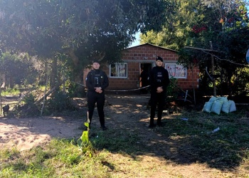 La madre del niño hallado muerto en Santa Ana recibió el alta médica y permanece detenida