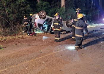 Perdió el control del auto, volcó y terminó demorado por conducir alcoholizado