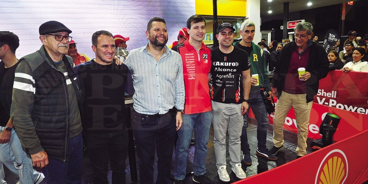 PRESENTES. La Caravana de la Independencia reunió a empresarios, pilotos y fanáticos del Turismo Carretera.