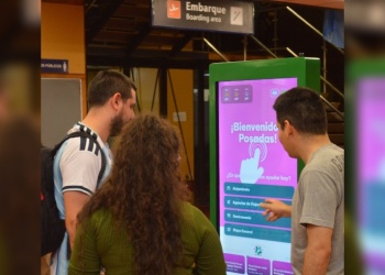 Posadas instaló un tótem interactivo de información turística en el aeropuerto