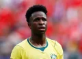 Irreconocible: Vinícius Jr. reapareció con un retoque estético tras el Mundial 2026 y acompañó a Virginia Fonseca en un evento