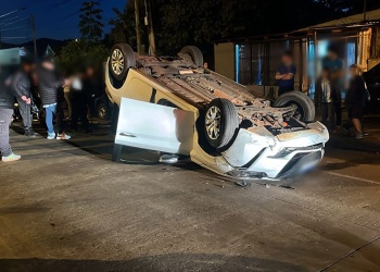 Volcó tras chocar contra un auto estacionado en Posadas