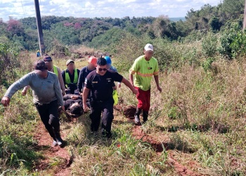 Un hombre sufrió graves lesiones al caer de varios metros mientras realizaba tareas de poda en Loreto