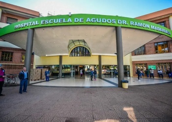 Un albañil recibió una descarga eléctrica y cayó de un techo mientras trabajaba en Posadas