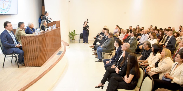 DISTINCIONES. En el Colegio de Abogados se entregó un reconocimiento a los matriculados que cumplieron 25, 40, 50 y 60 años de profesión. El presidente de la entidad, Antonio López Forastier, dio la bienvenida a sus colegas.