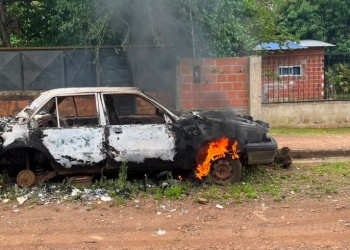 Un auto quedó destruido por un incendio en Garupá