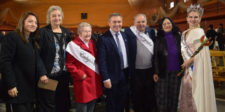 SOLO ACTO CENTRAL. El mal tiempo impidió el desarrollo del desfile previsto en la Plaza de la Hermandad.