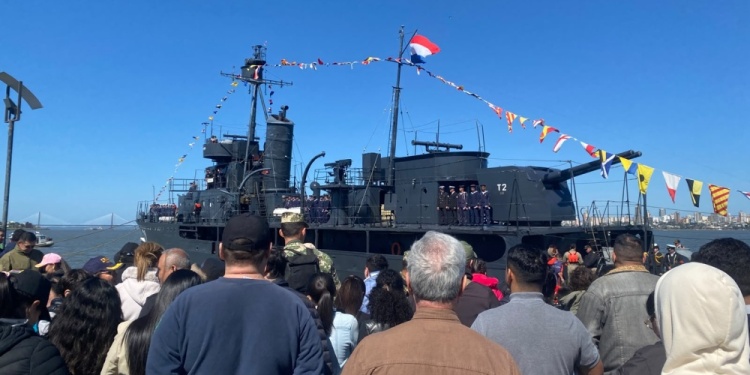 HISTÓRICO. Los buques de la Armada Paraguaya llegaron este sábado a la Perla del Sur. Foto: gentileza Más Encarnación.