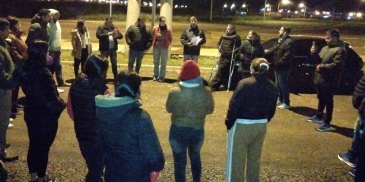 ASAMBLEA VECINAL. A medida que la gente notó que el tarifazo fue generalizado, se juntaron a debatir acciones.