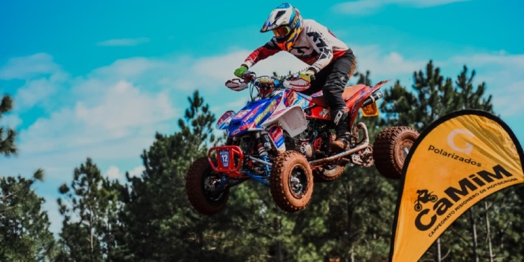 PURA ADRENALINA. Uno de los quads “vuela” durante la competencia.