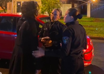 Cadetes de la Policía asistieron a una mujer que se arrojó de un auto para escapar de su expareja