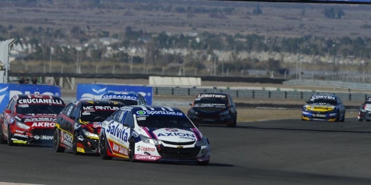 LLEGA EN LO MAS ALTO A OBERA. Agustín Canapino arriba a la Capital del Monte siendo el líder del Campeonato de TN Clase 3, con su Chevrolet y el 86 pintado en sus laterales.