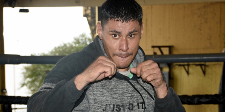 EN GUARDIA. Javier Andino se prepara para otra velada a pura acción en casa./ Foto archivo