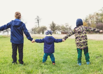Día del Hijo del Medio: qué dice la psicología sobre los “hijos sándwich”