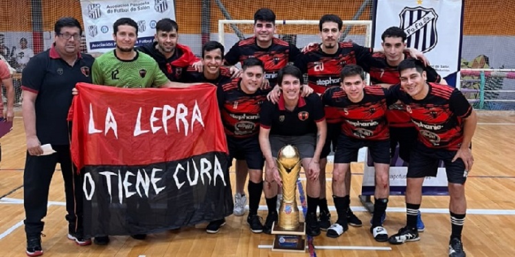 FESTEJO ROJINEGRO. El team dirigido por Gustavo Sanabria celebró en la A.