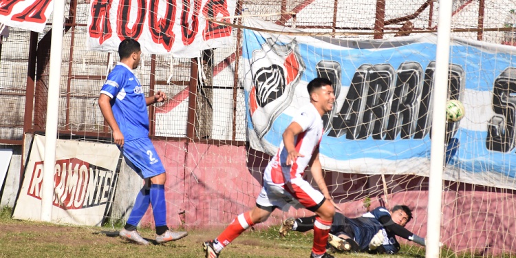 DOBLETE. Mauro Gómez la manda a la red. Anotó dos goles para La Franja.