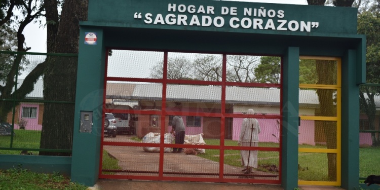VOLUNTARIOS. El hogar cuenta con voluntarios que periódicamente cortan el pasto y limpian el parquizado.