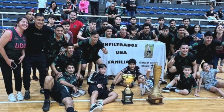 A FESTEJAR. El Verde derrotó a los de Villa Urquiza en la final de la Copa de Oro.