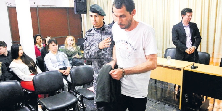 CLAMÓ POR SU INOCENCIA. El acusado tras escuchar el fallo condenatorio en 2024 en el Tribunal Penal de Oberá.