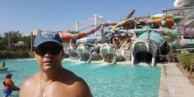 ¿ENFERMO? Mientras que a la escuela no iba por tener “una enfermedad de largo tratamiento”, Kategora visitaba los Emiratos Árabes, Aruba y otros destinos paradisíacos.