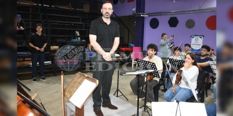 BATUTA QUE INSPIRA. Juan Miceli durante su visita a Misiones, donde compartió experiencias con jóvenes músicos y recorrió distintos espacios de formación orquestal.