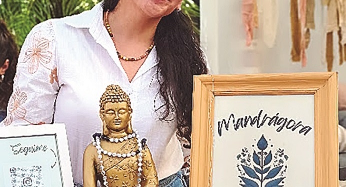 EMI RIOS, su emprendimiento en Instagram es: @mandragora.aromass