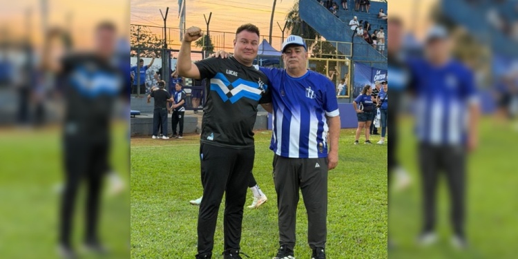 GANADORES. Lucas Centurión junto a Juan Monges, presidente de Nacional.
