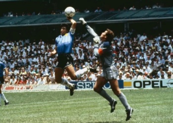 Subastaron la pelota de la “Mano de Dios” de Maradona: cuánto pagaron