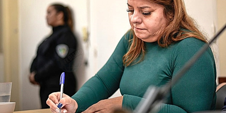LECTURA Y NOTAS. Ramírez escucha con atención todos los testimonios, registra y da indicaciones permanentes a su defensor.