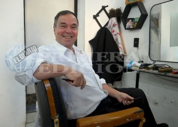 Entre tijeras y peines: Samudio, uno de los peluqueros más antiguos de Villa Urquiza