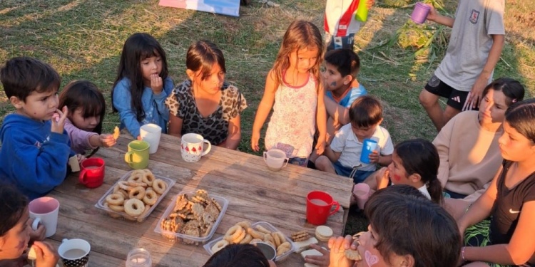 PARA ELLOS. El domingo habrá merienda para los pequeños que compartirán además juegos y danzas.