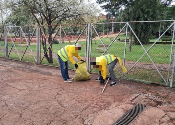 Reclusos trabajan en la limpieza del Sambódromo de Encarnación antes del Rally